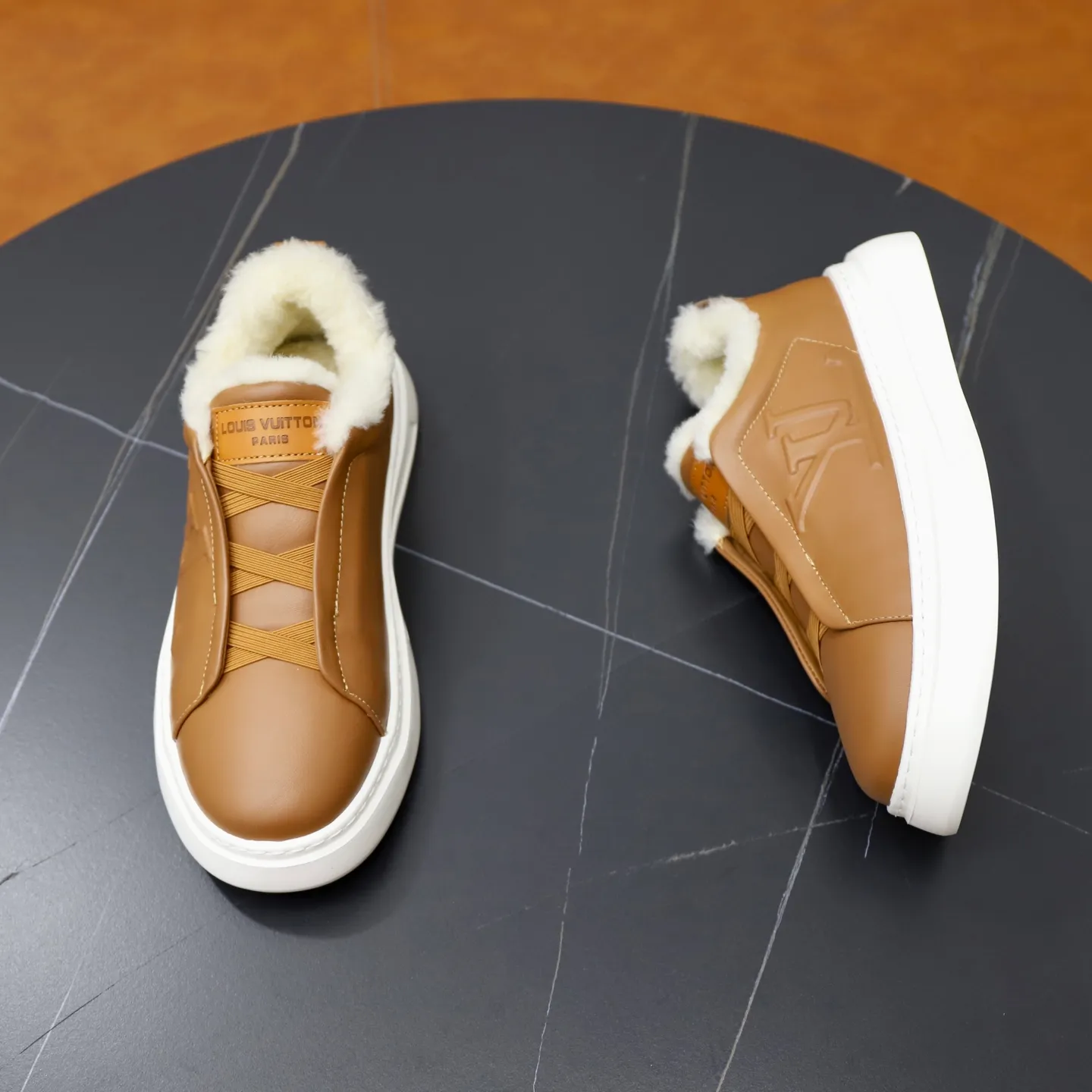 Ex-factory price: 500💰🙅‍♂️🙅‍♂️🙅‍♂️ Brand: LV Louis Vuitton Standard code: 38-44 (45 customized) Grade: Same as the official website Material: Original cowhide fabric Comfortable and warm wool lining Increased lightness, wear-resistant and soft outsole Style category: Men's fashionable casual shoes Running sneakers Distinguished luxury brand elements Top luxury Color: actual picture color